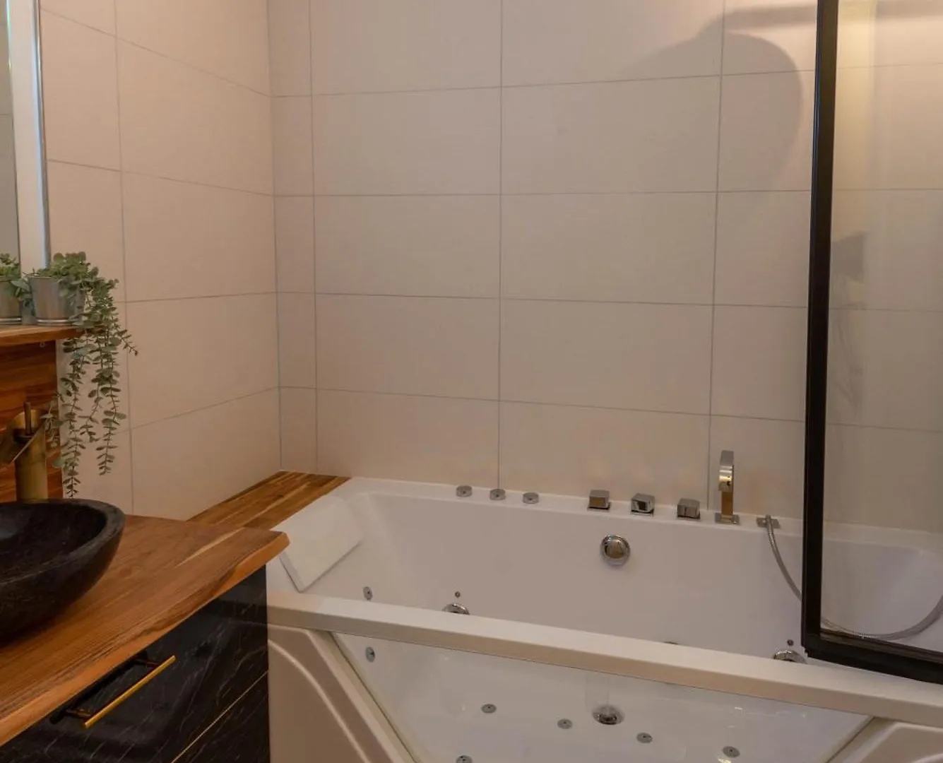 Balneo & Sauna, Sejour Detente Aux Teinturiers - Metro Charpennes - Garage 维勒班 公寓